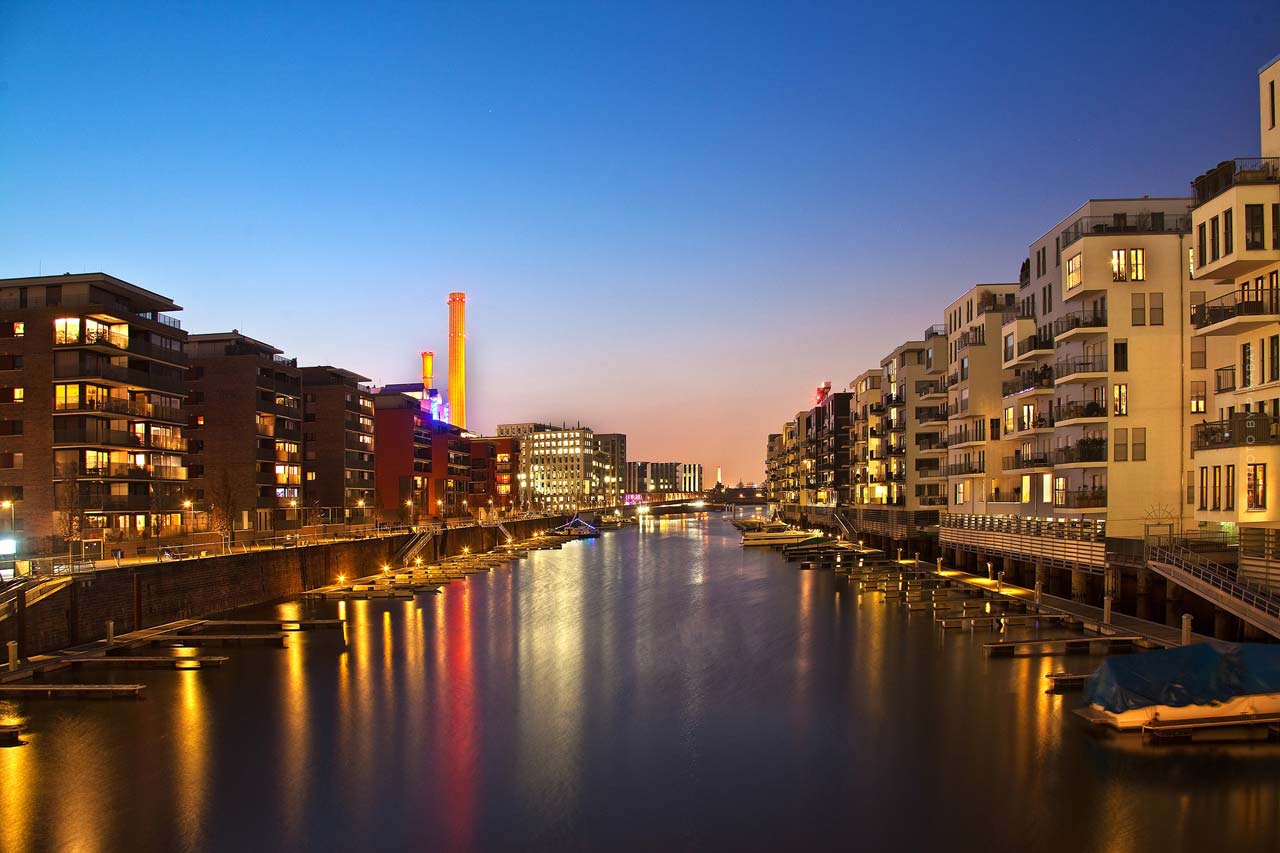 frankfurt-am-main-wohngebiet-mehrfamilienhaus-baubrojekt-nacht-spiegelung-wasser-wohnung-entwicklung-stadt-innenstadt