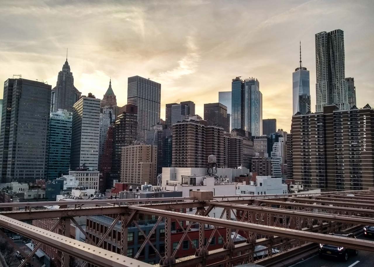 new-york-city-skyline-realtor-makler-real-estates-immobilie-skyscraper-evening-view-downtown-ausblick-fenster-wohnung