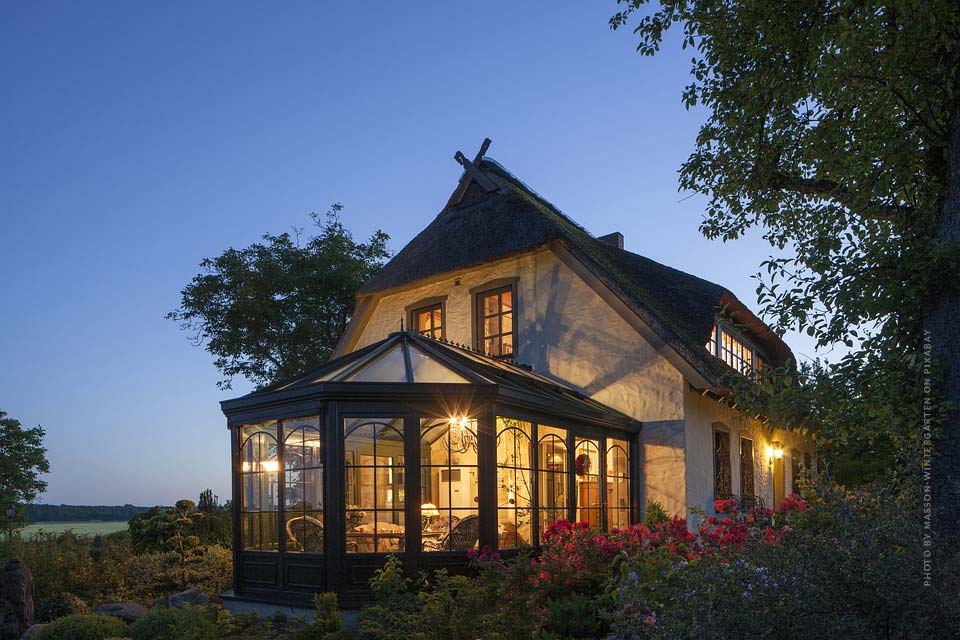 wintergarten-nacht-licht-einrichtung-bau-landhaus-luxus-garten-abendsonne-wohnen-lukinski-immobilienmakler-lukinski-immobilienmakler