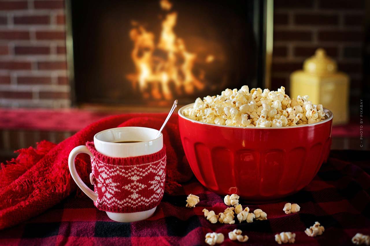 kamin-waerme-feuer-winter-einrichtung-wohnzimmer-popcorn-filmabend-familie-neue-immobilie-heizen-mit-feuer