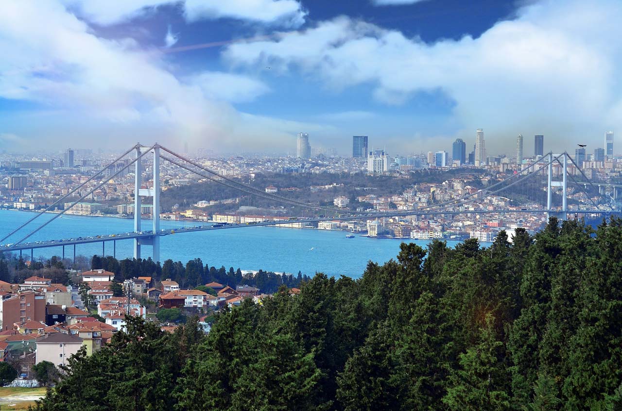 istanbul-immobilienmakler-kaufen-kapitalanlage-geldanlage-wolken-skyline-bruecke-bosporus-fluss