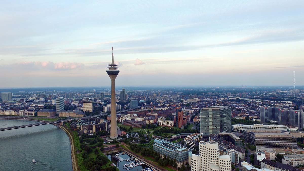 blick-von-oben-skyline-hochhaus-view-skyskraper-dusseldorf-germany-real-estates-immobilien-haus-wohnung-makler-kaufen-verkaufen