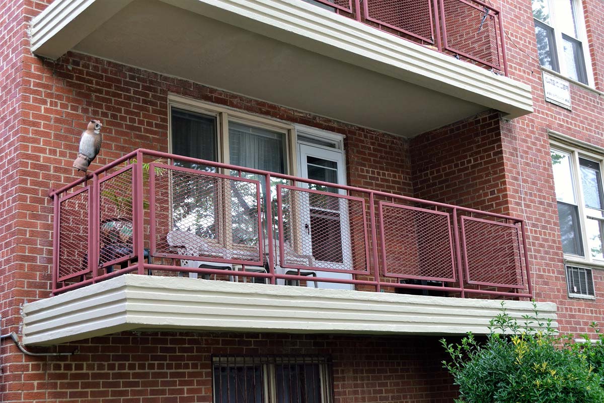 makler-makler-balkon-mieterin-terrasse-veranda-alt-verkommen-mieter-rausklagen-modernisieren-anwalt-recht-beispiel-wohnung