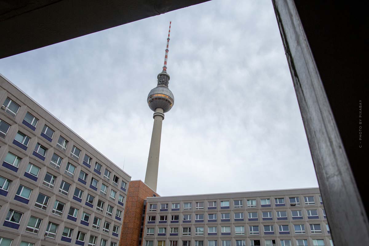 makler-mehrfamilienhaus-berlin-innenhof-vermietung-130-wohneinheiten-immobilien-investor-tipps-fragen-antworten-blick-auf-fernsehturm-alexanderplatz