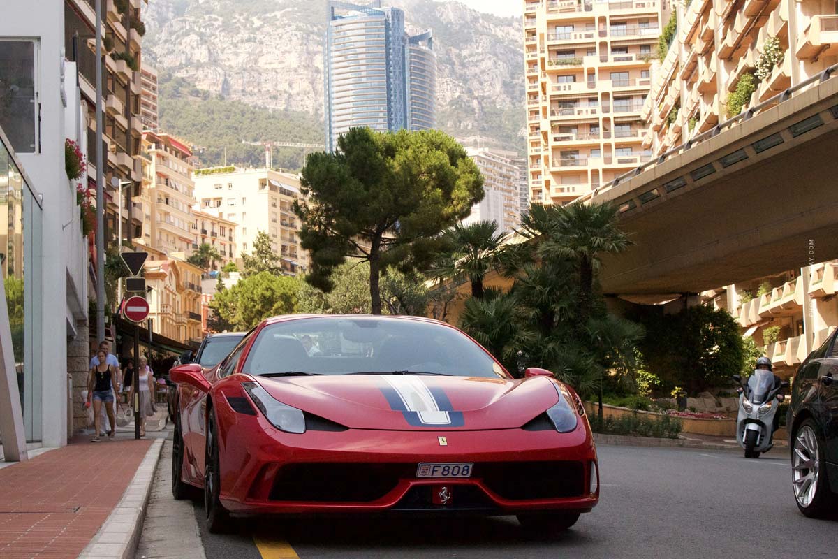 monaco-immobilie-makler-real-estate-ferrari-driving-through-town-street