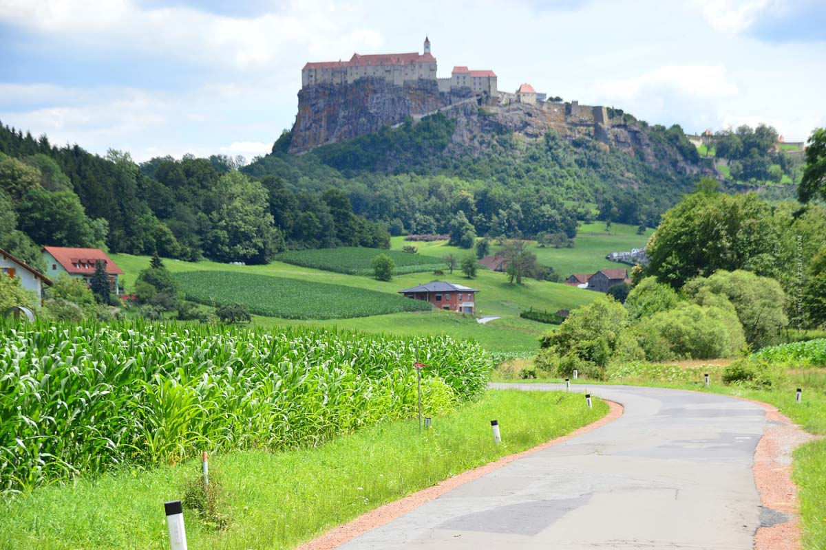 Die unberührte Natur des Rheinlandes mit seinen charmanten Einfamilienhäusern und Burgen