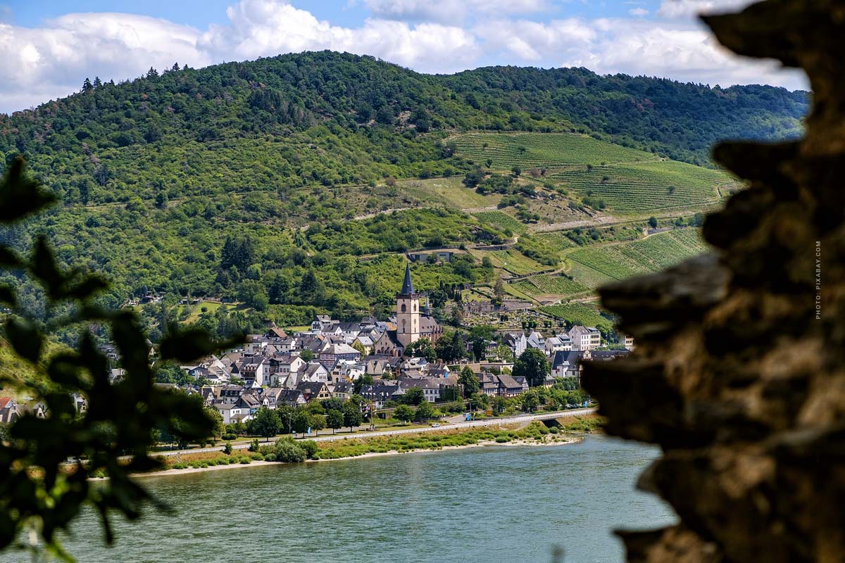 Blick auf den Rhein inmitten des Rheinlandes umgeben von unberührter Natur 