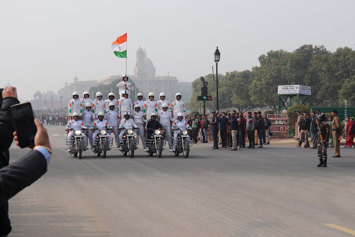 Kleine Parade im Regierungsviertel von Neu-Delhi mit Fahne auf Rollern