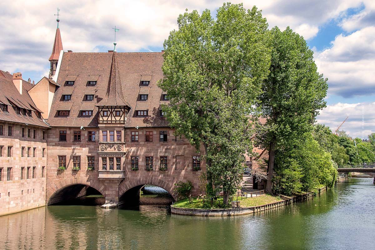 Das charmante Rheinufer mit etlichen historischen Brücken und Häusern vor strahlend blauem Himmel