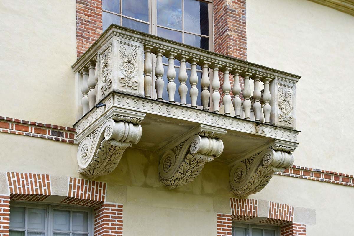 Eleganter Balkon einer Altbauwohnung mit barocken Verzierungen