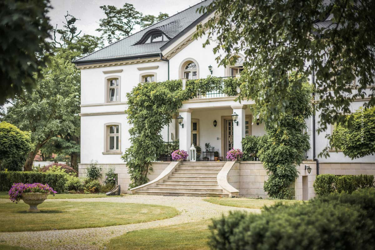 villa-kaufen-verkaufen-landhaus-munchen-grunwald-3-etagen-hoch-einfahrt